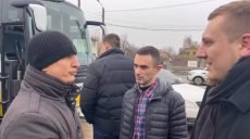 В Харькове «Нацкорпус» заблокировал автобус ОПЗЖ, который направлялся в Киев (фото)