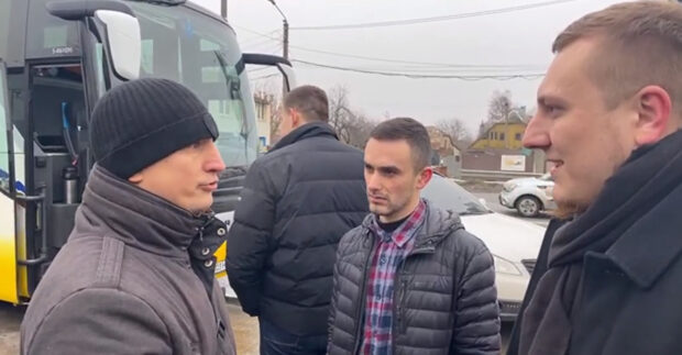 В Харькове «Нацкорпус» заблокировал автобус ОПЗЖ, который направлялся в Киев (фото)