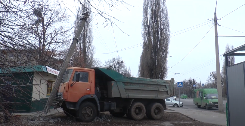 Вантажівка проти пасажирського автобуса: подробиці ДТП з постраждалими (відео)