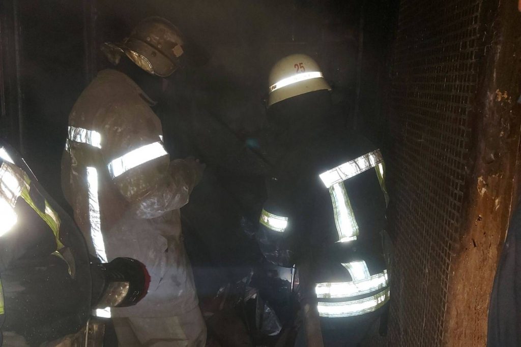 Харьковские спасатели погасили пожар в многоэтажке (фото)
