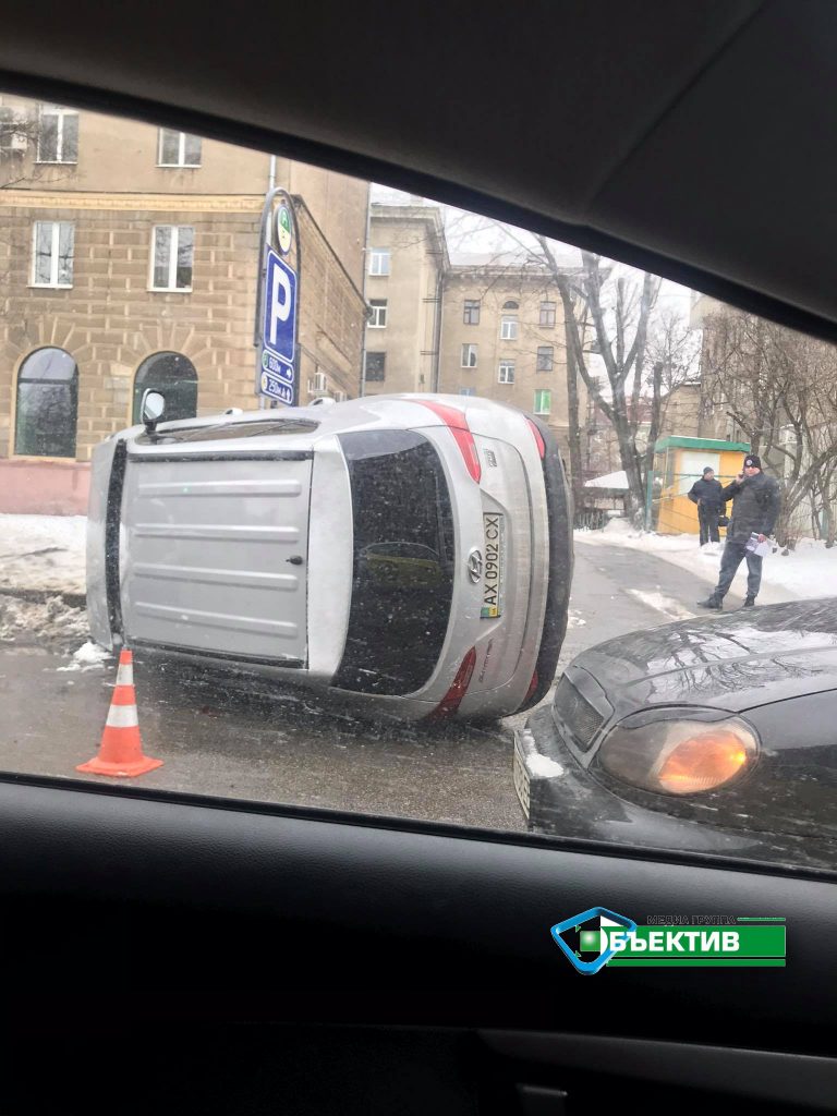 В центре Харькова ДТП: перевернулся автомобиль (фото)