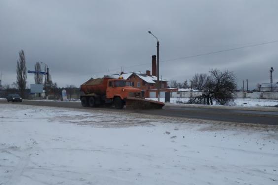 Дороги Харьковщины убирают после ночного снегопада