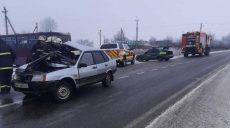 На Харьковщине пассажирский автобус столкнулся с легковушкой: погибли два человека (фото)