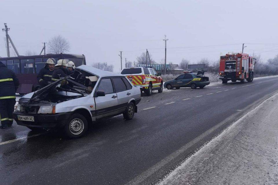 На Харьковщине пассажирский автобус столкнулся с легковушкой: погибли два человека (фото)