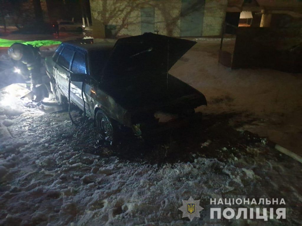 Полиция выясняет причины возгорания автомобиля. Возможен поджог (фото)