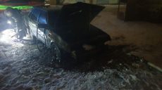 Полиция выясняет причины возгорания автомобиля. Возможен поджог (фото)