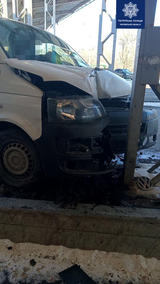 В Харькове Volkswagen врезался в столб конструкции автобусного терминала (фото)