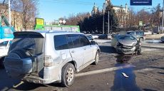 В центре Харькова столкнулись Mitsubishi и Hyundai (фото)