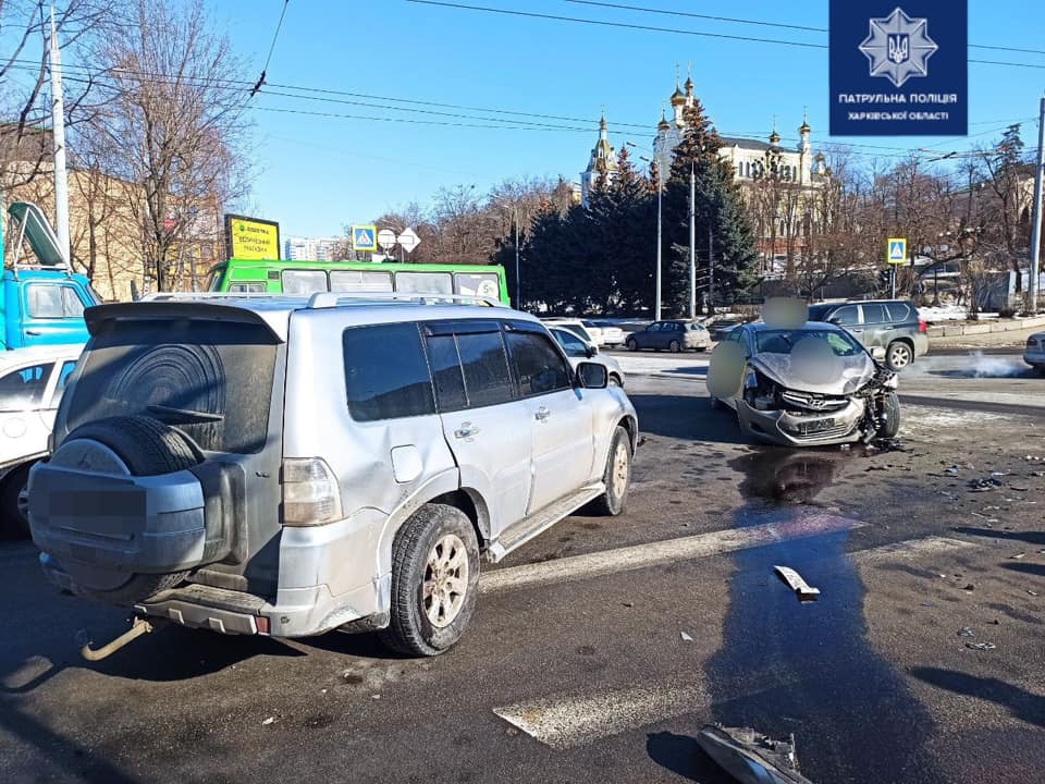 В центре Харькова столкнулись Mitsubishi и Hyundai (фото)