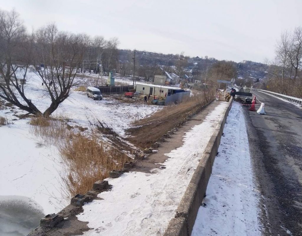 На автодороге Чугуев-Меловое начали ремонт моста через Северский Донец (фото)