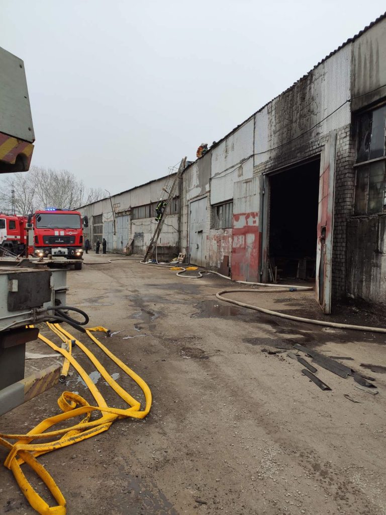 В Харькове горело здание и оборудование промышленного предприятия (фото)