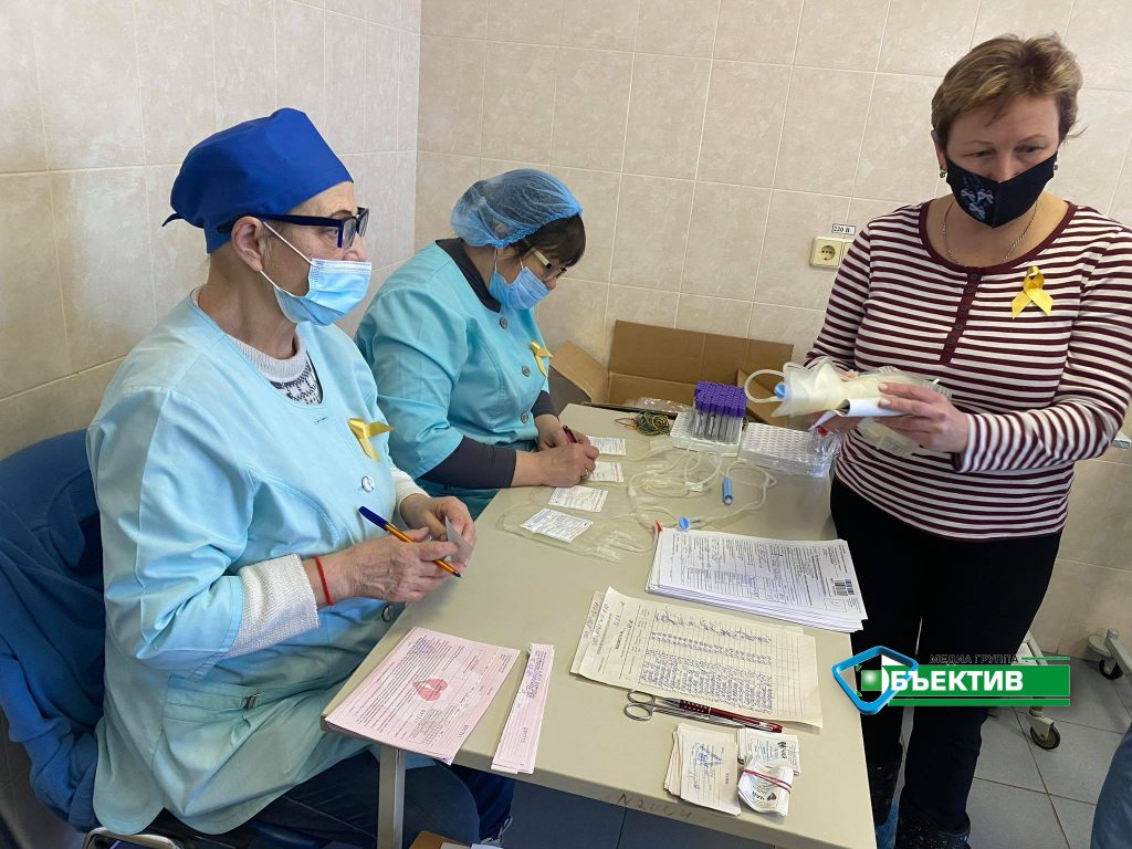 Харьковские врачи сдают кровь для онкобольных детей (фото)