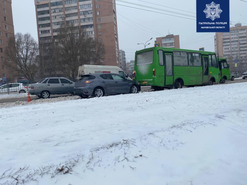 На проспекте Гагарина Lexus «подбил» автобус (фото)