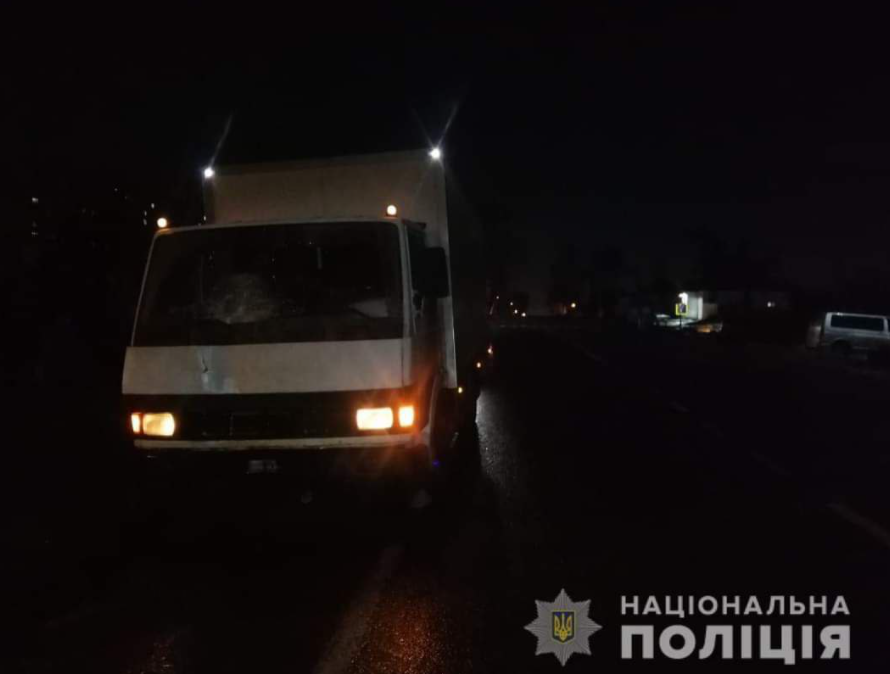 На автодороге Харьков-Ахтырка грузовик насмерть сбил пенсионера (фото)