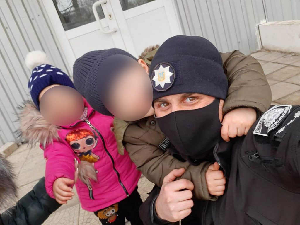 На Харьковщине 4-летнего мальчика нашли на улице на морозе в майке и колготах (фото)