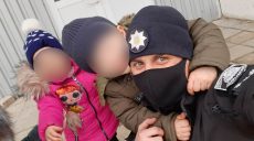 На Харьковщине 4-летнего мальчика нашли на улице на морозе в майке и колготах (фото)