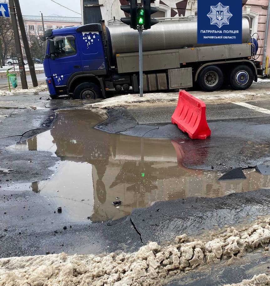 По улице Руставели, где грузовик провалился под асфальт, запретили движение транспорта