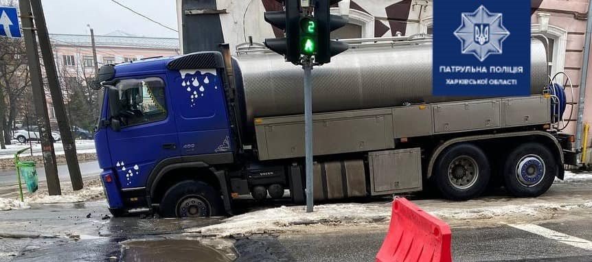 Провал грузовика под асфальт: водителя заставят возместить ущерб (фото)