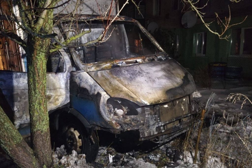 На Харьковщине ночью сгорел микроавтобус (фото)