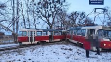 В Харькове трамвай сошел с рельс, сбил два столба и дерево (фто)