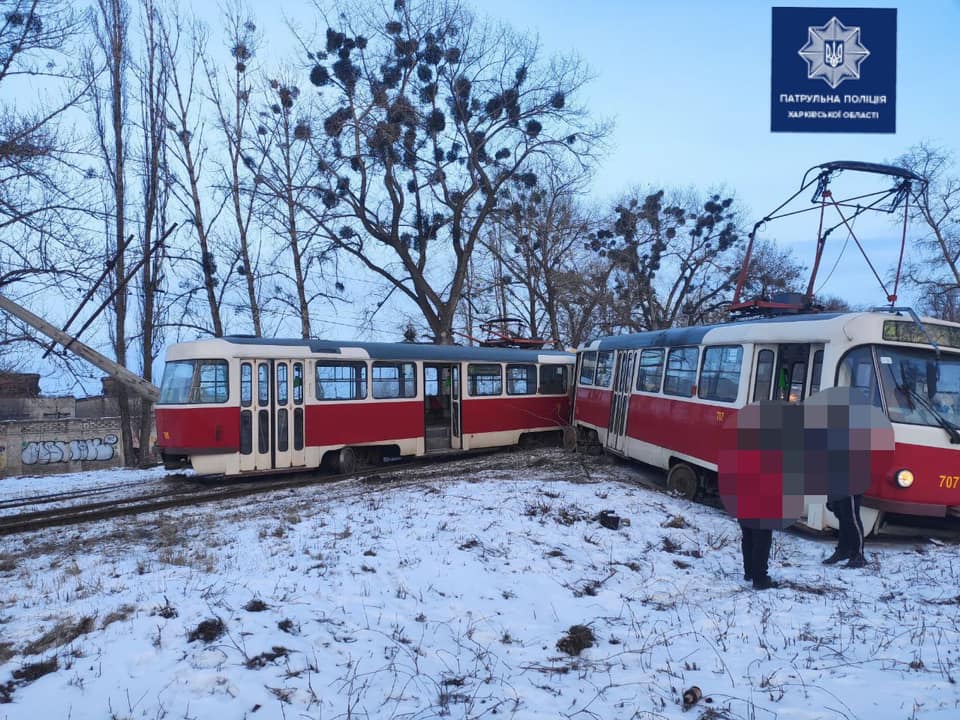 В Харькове трамвай сошел с рельс, сбил два столба и дерево (фто)