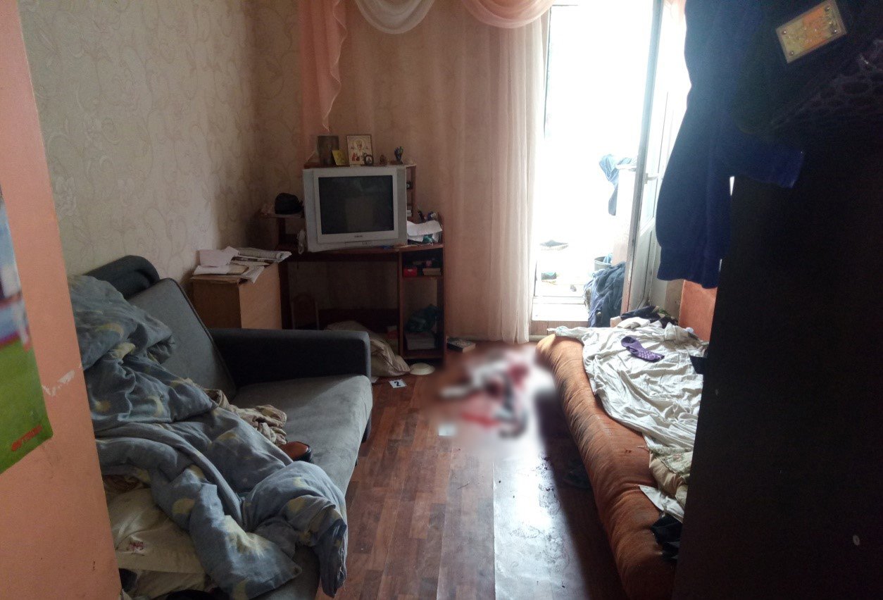Харьковская пенсионерка выжила после того, как родной внук бил ее по голове, душил и воткнул нож в шею