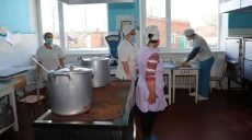 «Одна каша и морковное пюре». Ситуацию с плохим питанием детей на Харьковщине расследуют правоохранители