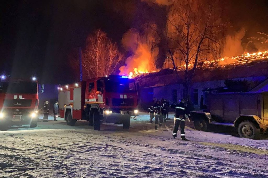 Причина масштабного пожара под Харьковом не установлена (видео, фоторепортаж)