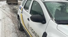 Полицейские Харьковщины помогают вытаскивать из сугробов застрявшие машины (фото)