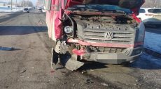 На проспекте Ландау водитель ВАЗ не уступил дорогу иномарке (фото)
