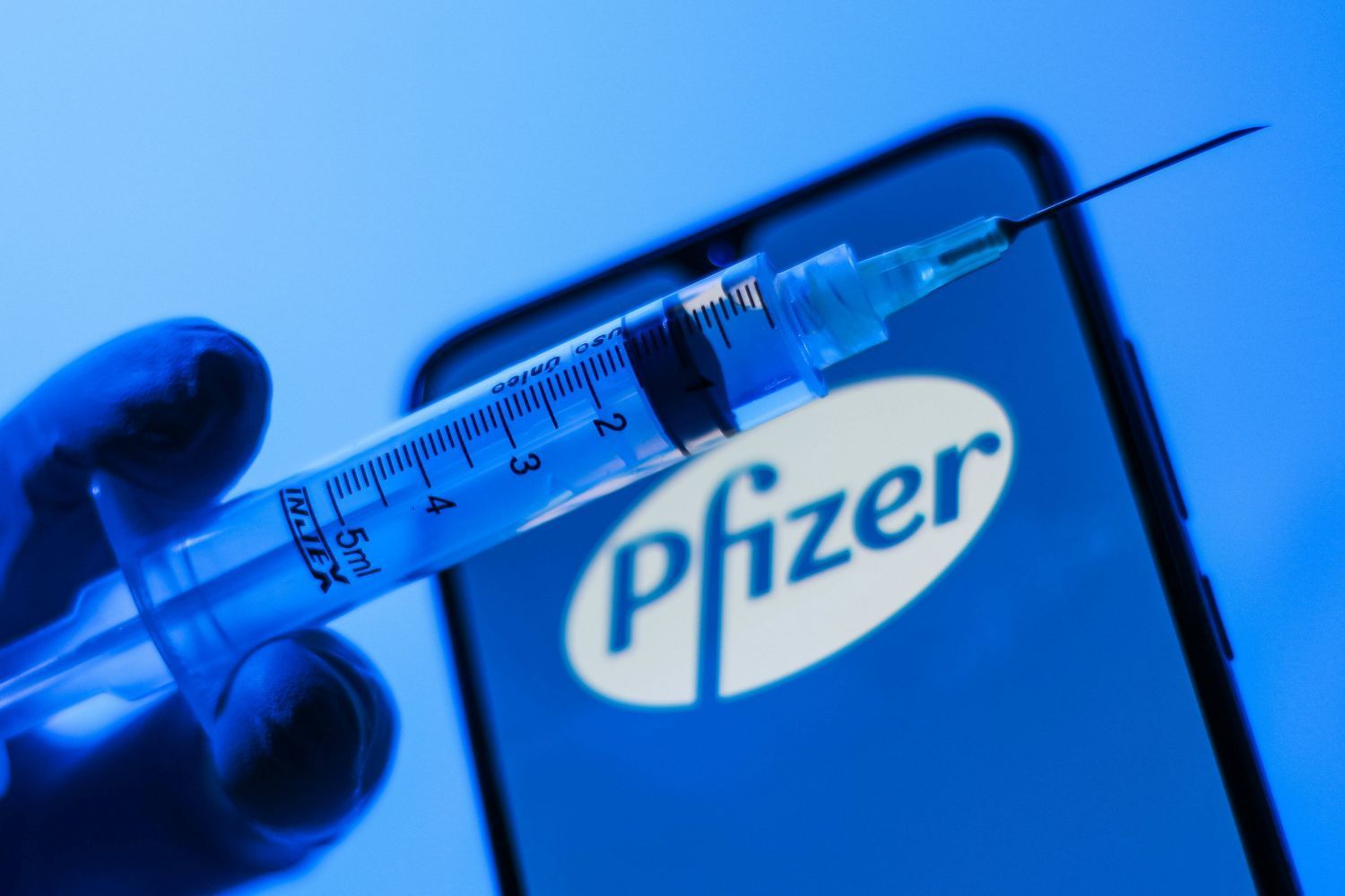 Зеленский хочет ускорить поставки вакцины Pfizer в Украину
