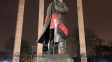 Во Львове облили красной краской памятник Бандере (фото)