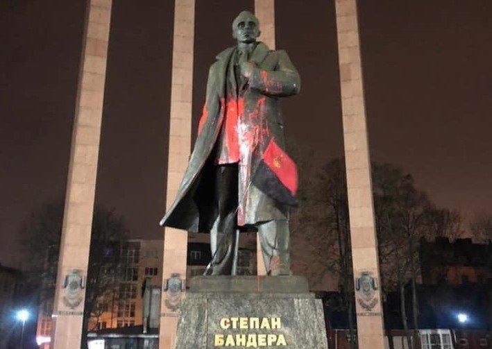 Во Львове облили красной краской памятник Бандере (фото)