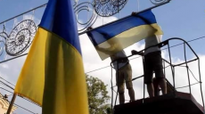 На Сумской улице заменят украинские флаги (фото)