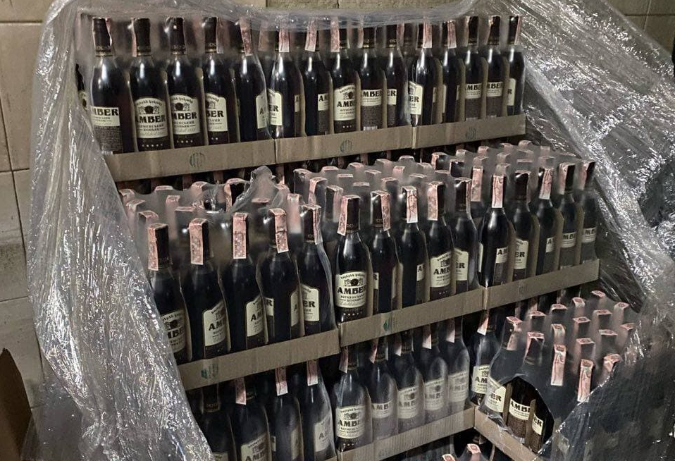 В Харькове с подпольного склада изъяли более 16 тонн нелегального алкоголя (фото)