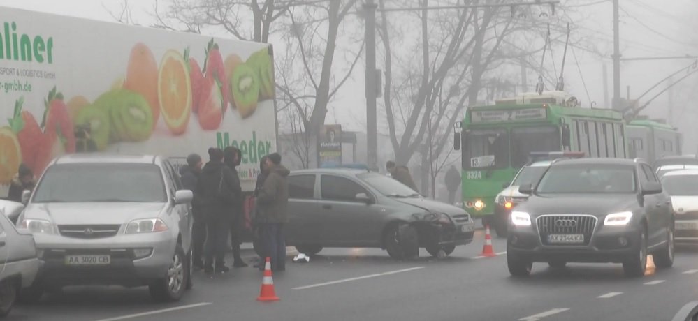 Автомобільний боулінг: на Московському проспекті фура протаранила 6 легковиків