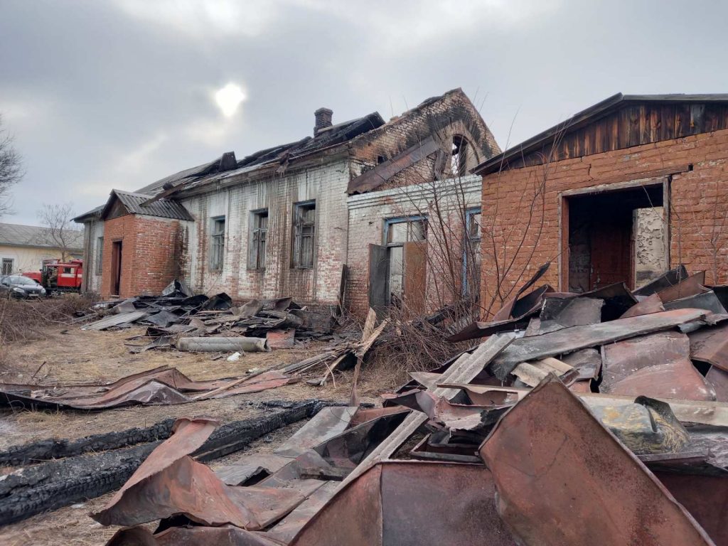 В Харьковской области 6 часов тушили заброшенное здание (фото)