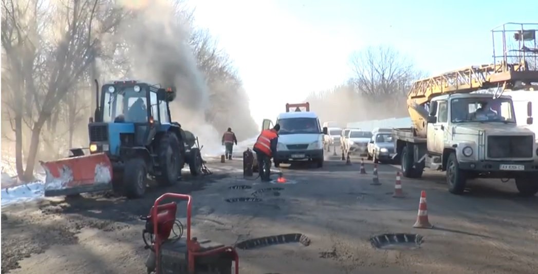 Знову латки. Харківські водії скаржаться на ремонт кільцевої (відео)