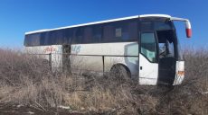 В Харьковской области рейсовый автобус съехал с трассы: пострадала пассажирка (фото)