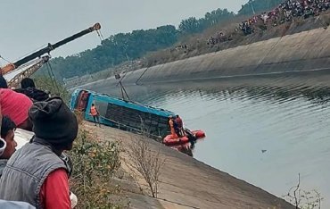 В Индии автокатастрофа и около 40 погибших: большой автобус слетел с моста в канал