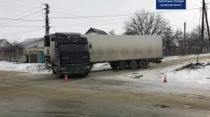 На Немышлянской грузовик налетел на электроопору