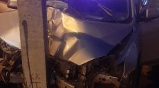 Водитель Mitsubishi, который влетел в столб на Героев Труда, потерял за рулем сознание (фото)