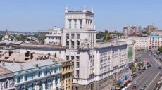Перед зданием Харьковского горсовета подрались представители радикальных группировок (видео)