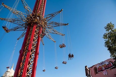 В ОАЭ запустили карусель для смельчаков — Bollywood Skyflyer (фото, видео)