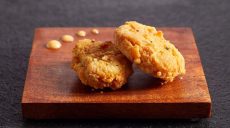 Китайцы будут делать куриное мясо из орехового белка
