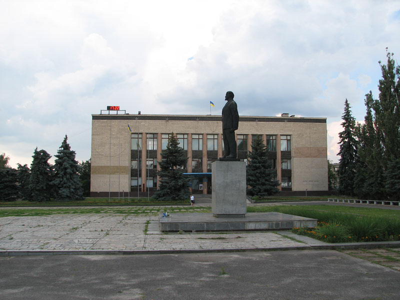 В Изюмском горсовете снова хотят продать статую Ленина