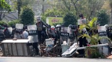 Столкновения в Мьянме: полиция разогнала протестующих, есть погибшие (видео)