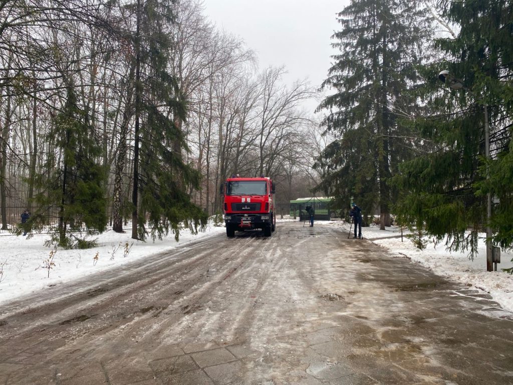 Спасатели проверяют дома престарелых в Харькове