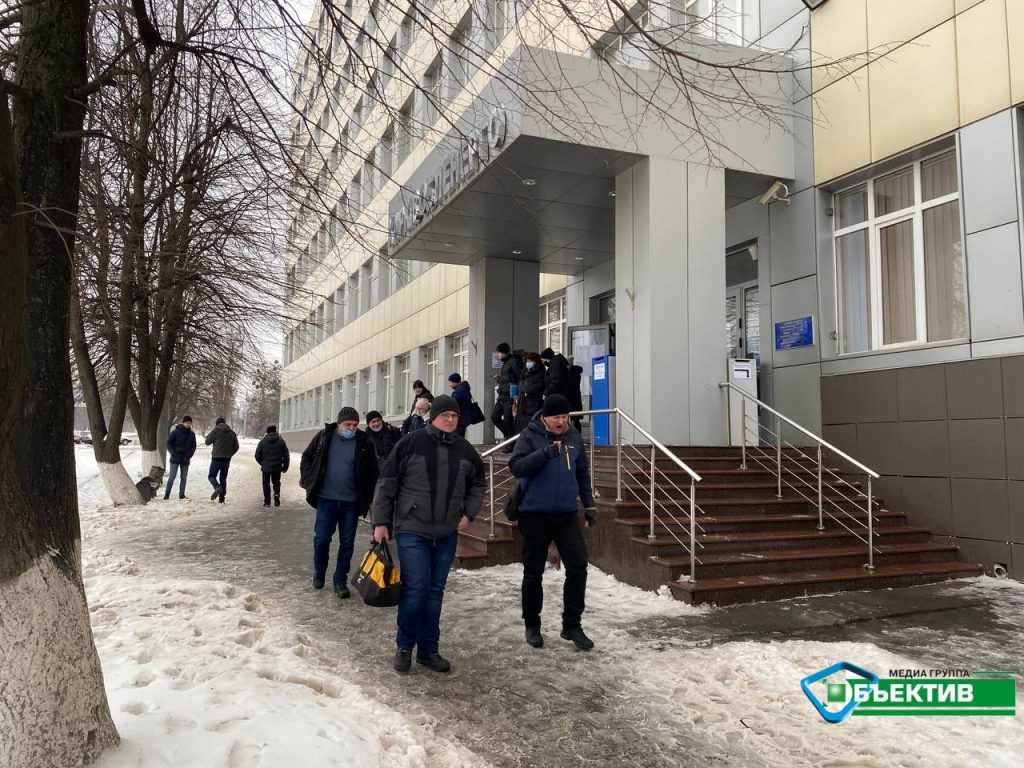 В центр обслуживания «Харьковоблэнерго» не пускали посетителей (фото, видео)