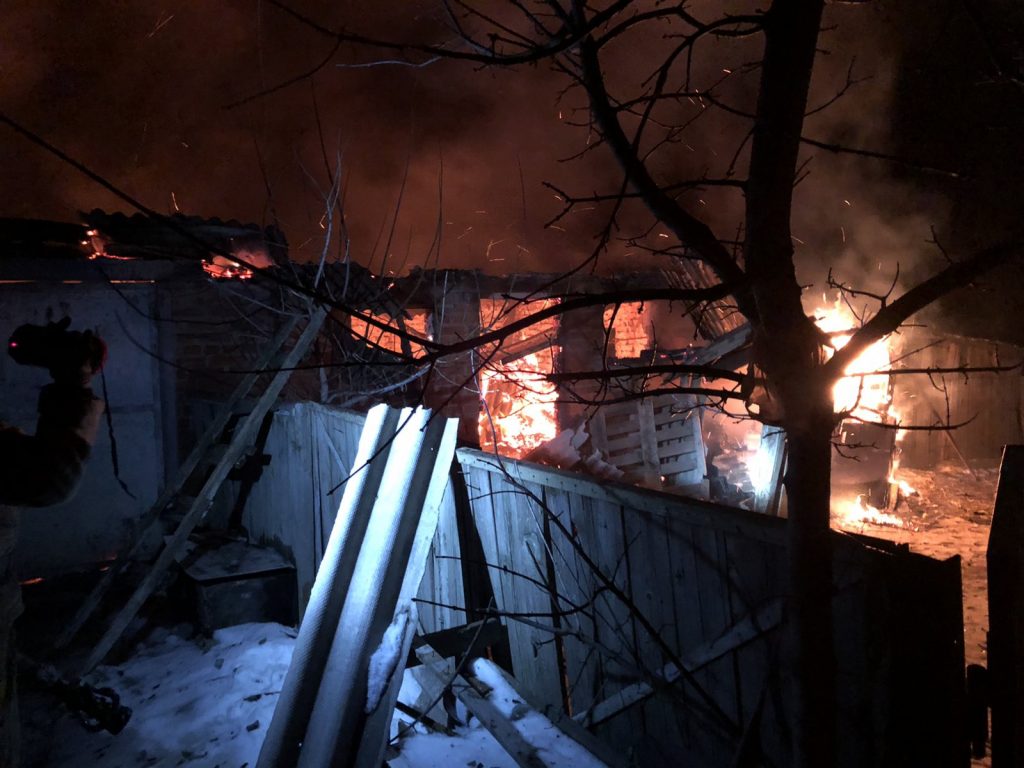 В Золочевском районе спасатели ГСЧС боролись с огнем в домохозяйстве (фото)
